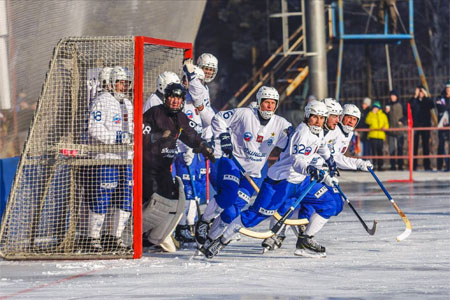 Эпизод матча по хоккею с мячом. Фотография с сайта irbis-sport.ru